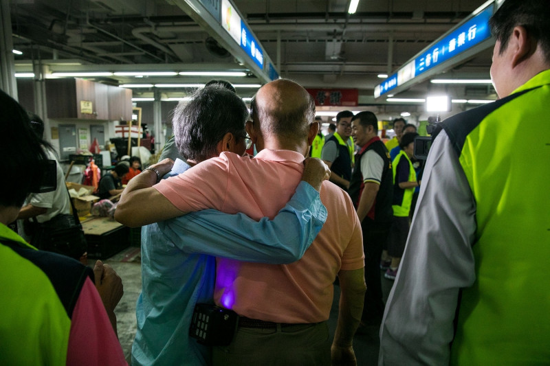 蘇貞昌受到歡迎，與民眾勾肩搭背。   圖：蘇貞昌競選辦公室/提供