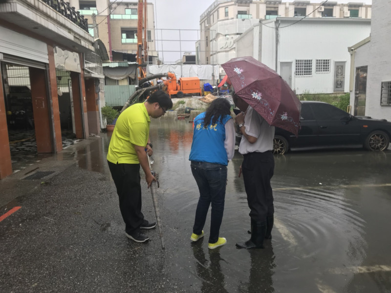台南永康區中華路125巷在今(6)日一陣雨後發生積水狀況。   圖：台南市政府/提供
