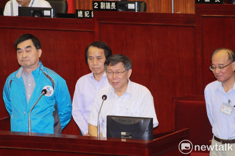 台北市長柯文哲（左3）今於台北市議會備詢，副市長鄧家基（左1）、林欽榮（左2）、北市府秘書長張哲揚（右1）。   圖 : 周煊惠 / 攝