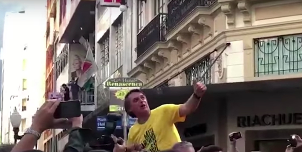 巴西總統候選人波索納洛今天掃街造勢時遇刺。   圖：翻攝youyube