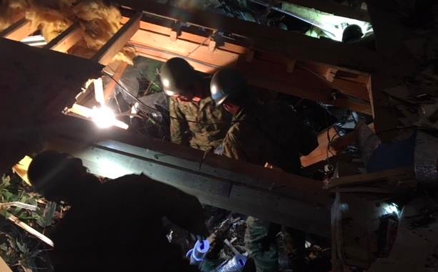 日本陸上親衛隊救援因地震遭房屋掩埋的民眾。   圖：翻攝推特