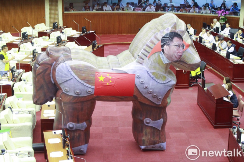 民進黨台北市議員王世堅送上巨大木馬給台北市長柯文哲。   圖：周煊惠 / 攝
