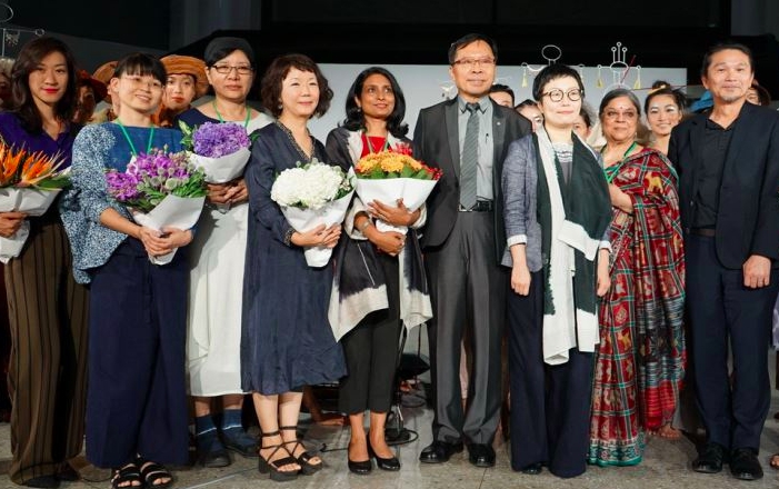 開幕合照,國際策展人Manjari_Nirula(右3)、文化部丁曉菁次長(右4)、工藝中心許耿修主任(右5)。
圖:台灣工藝研究發展中心/提供