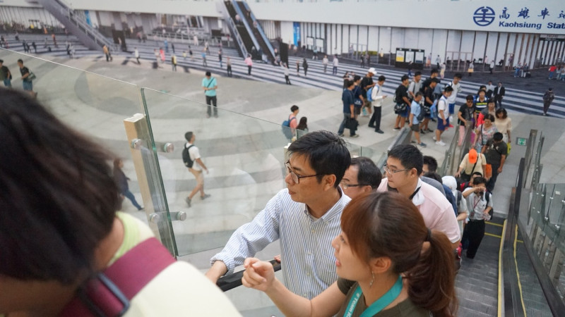 從現在開始搭乘高雄捷運，必須從原車站入口旁的風雨走廊搭乘手扶梯到地下室台鐵車站大廳。   圖：陳其邁競選辦公室/提供