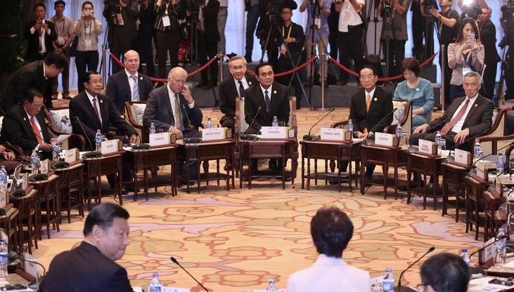 APEC領袖代表宋楚瑜（後中右橘色領帶者）2017年在越南峴港出席「與東協領袖非正式對話」，與中國國家主席習近平（前左）相對而坐。   圖：中央社（資料照片）