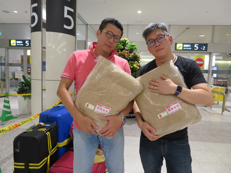 來自香港的霍志誠與當演員的友人楊英偉等一行共16人來北海道旅遊，歷經6日凌晨強震，7日晚間睡新千歲機場。   圖：中央社