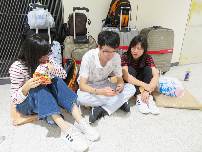 北海道6日凌晨觀測到規模6.7強震，新千歲機場國際線尚為重啟飛航，但還有大批來自台灣、香港等旅客只能睡機場。   圖：中央社