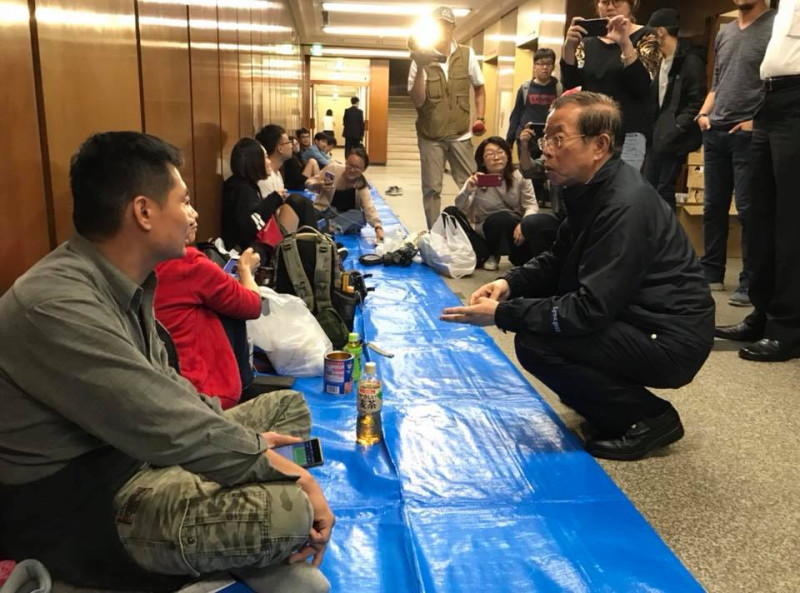 謝長廷前往札幌辦事處查看國人狀況，表示突然增加這麼多人滯留，辦事處的人員相當辛苦。   圖：翻攝謝長廷臉書