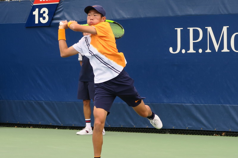 台灣網球小將曾俊欣7日在美網青少年男單8強賽，克服首盤連掉2個發球局的逆境，以7比6（7比0）、6比2擊敗義大利選手塞皮耶里，挺進4強。   圖：中央社