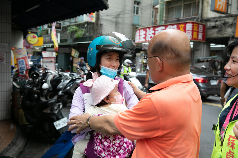 若是當選新北市長，蘇貞昌向家長承諾，相會解決托育問題減少家長負擔。   圖：蘇貞昌辦公室提供