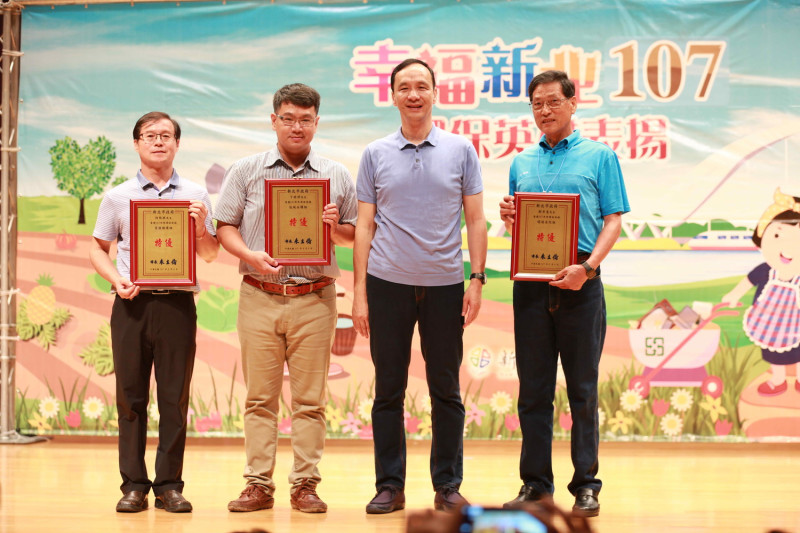 新北市長朱立倫頒獎給349位環保英雄，其中3名特優獎得主，分別是丁琨祥 (左二)、何熊徵 (左一)及鄒秀奎 ( 右一)。
   圖：新北市環保局提供                             