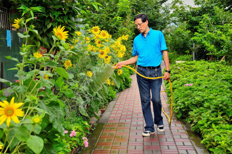 獲選「環境美化組」特優獎的環保英雄泰鄒秀奎，用心培育及繁殖花卉。                                         
   圖：新北市環保局提供                             