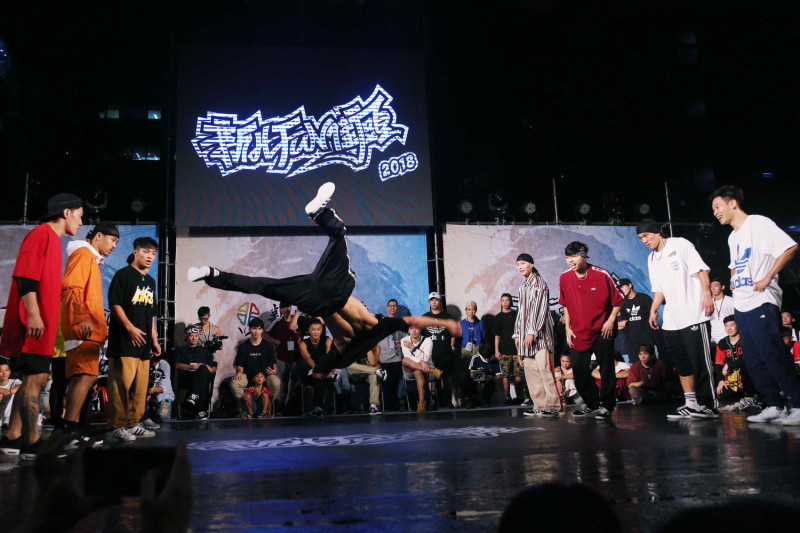 「2018新北Fun街頭-Future Wave街舞大賽」今天舉行決賽，各組好手使出渾身解數，舞藝精湛。   圖：新北市政府提供 
