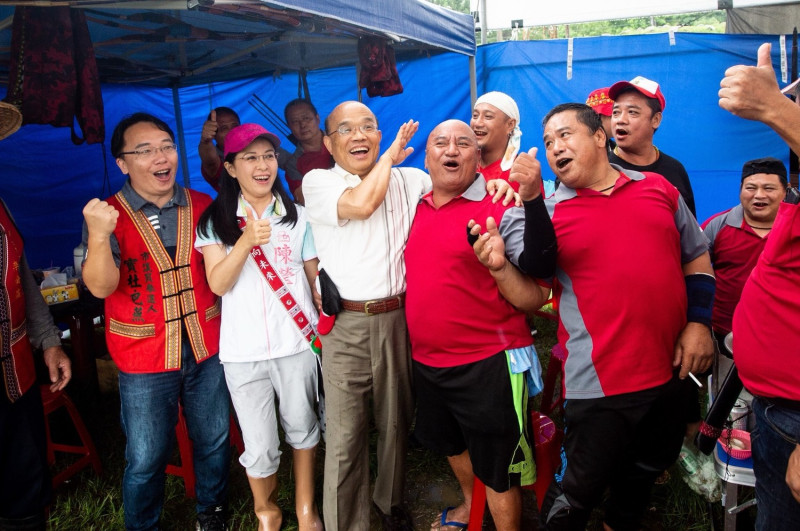 儘管新北市下雨，蘇貞昌今（9）日行程照樣跑。   圖：蘇貞昌競選辦公室/提供