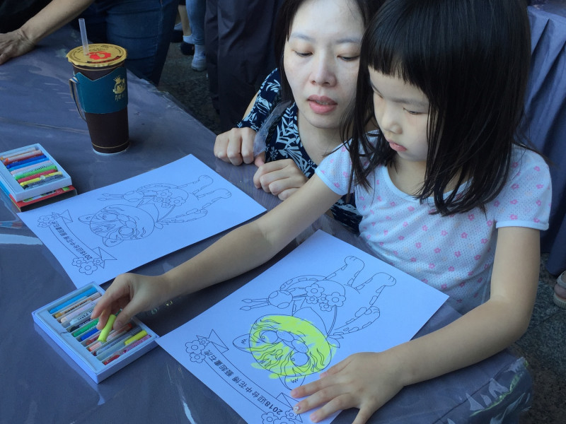 小朋友以畫筆彩繪出心目中的石虎。    圖：中友百貨/提供 