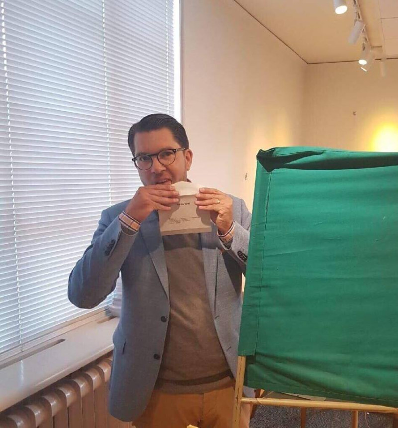 在瑞典國會大選山崛起的右翼瑞典民主黨領導人阿克森，在國會大選投票時成為各界鎂光燈焦點。   圖：翻攝阿克森臉書