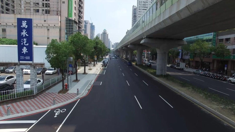 文心路「汰管、人本步道、路平」三合一工程，人行道拓寬就以「會呼吸」的人行道設計。   圖：台中市政府/提供
