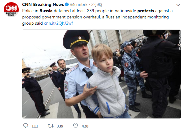 俄羅斯攝影師弗倫克爾向CNN 證實，俄羅斯警方在聖彼得堡強行架走1名參與抗議年改的學齡男孩。   圖：翻攝CNN推特/David Frenkel