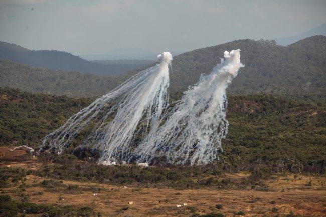 白磷彈會造成猛烈火焰，《日內瓦公約》禁止在人口稠密的地區使用。圖為在2013年8月，美軍在澳洲演習中投擲白磷彈。   圖：翻攝Global NEWS推特/美軍陸戰隊資料照片