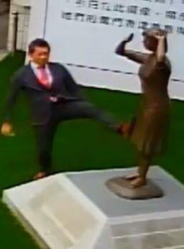 藤井實彥作勢用腳踹慰安婦銅像的相片引發爭議。   圖：翻攝自謝龍介臉書