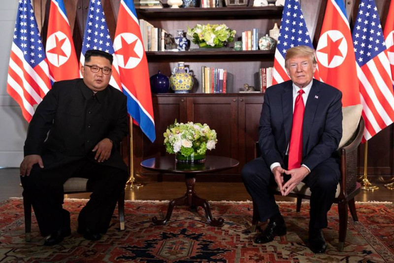 金正恩（左）元旦發表新年談話時表示，他準備隨時與川普（右）會面，但也警告說，如果美國持續制裁施壓北韓，他可能另尋「新路」。   圖：翻攝美國白宮臉書