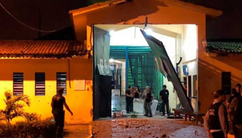 巴西帕拉伊巴州的1處監獄遭到黑幫份子攻擊，大門被炸開，近百名囚犯趁亂逃逸。   圖：翻攝Primera Edición推特