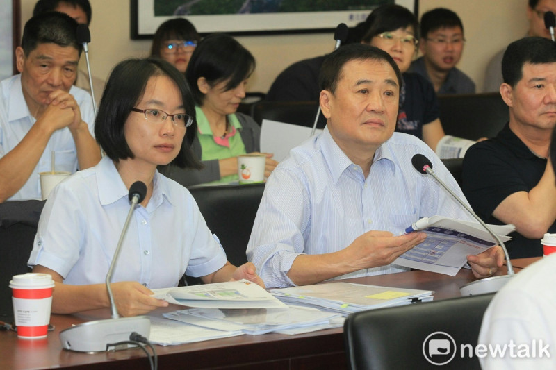 北農總經理吳音寧(左)，今日到北市議會財建委員會報告改建案，因營收下滑遭到質疑。   圖：張良一/攝