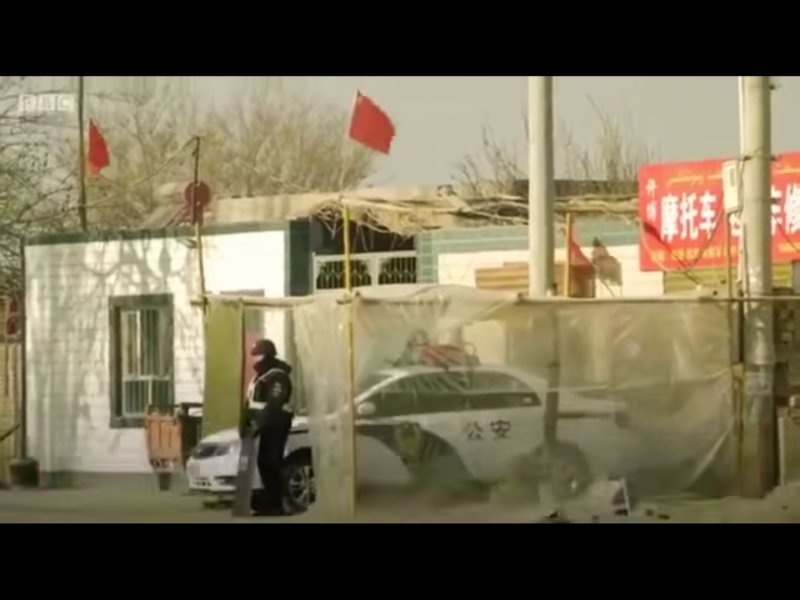 中國已將多達100萬維吾爾族人關進拘留營，其在新疆的所作所為正式被美國定調為「種族滅絕」。   圖：取自YouTube（ 資料照片）