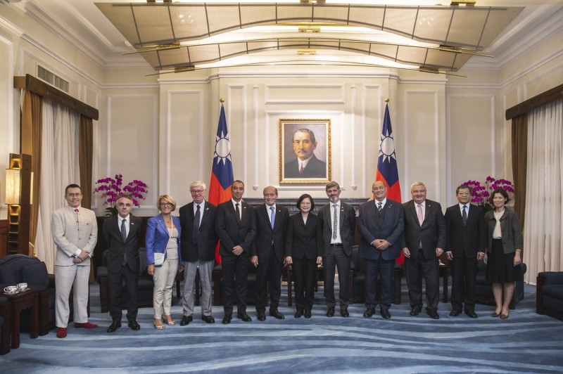 總統蔡英文11日在總統府接見法國國會議員。   圖：總統府提供