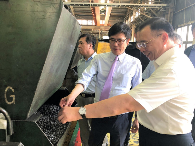 高雄市長候選人陳其邁參訪岡山螺絲工廠，並親自瞭解金屬扣件製程。   圖：陳其邁競選辦公室／提供
