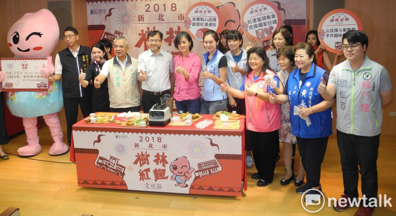「新北市樹林紅麴文化節」在市府大樓舉辦宣傳記者會，不但尋求連任現任藍綠議員到場，連市議員、里長參選人都跑來上鏡頭，飄散出選舉味。  
   圖：王峻昌/攝                                     