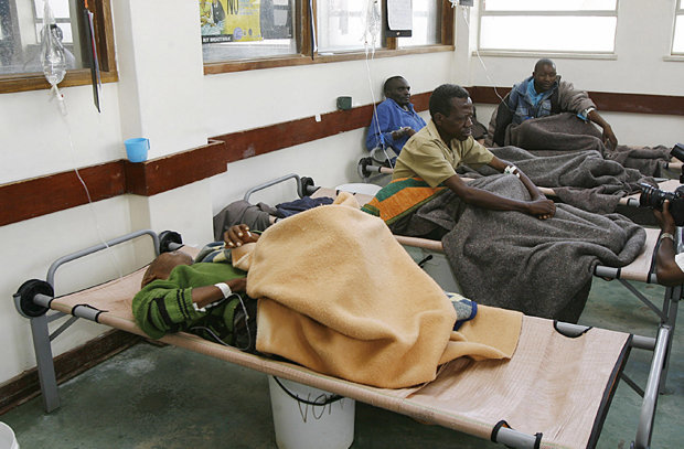 辛巴威首都哈拉雷2000多位居民喝下受到汙染的水感染霍亂，已有20人因此喪生。   圖：翻攝《每日星報》