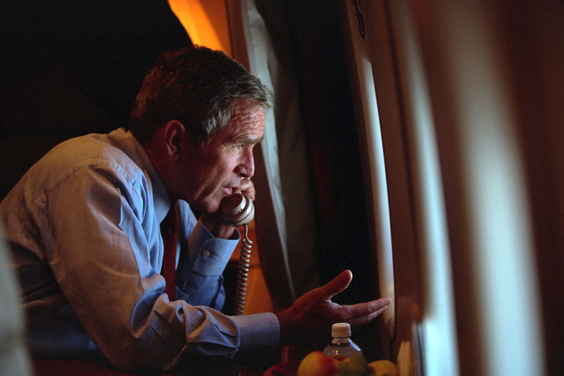 卡德向美國總統小布希耳語通報911攻擊事件的消息，他表示，到現在「還記得那天的每一分鐘」。   圖：翻攝https://www.georgewbushlibrary.smu.edu