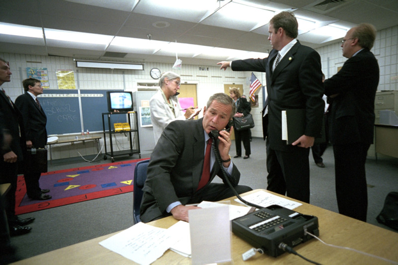 時任總統的小布希面對事件的第一反應與應變措施的照片。   圖：翻攝自https://www.georgewbushlibrary.smu.edu
