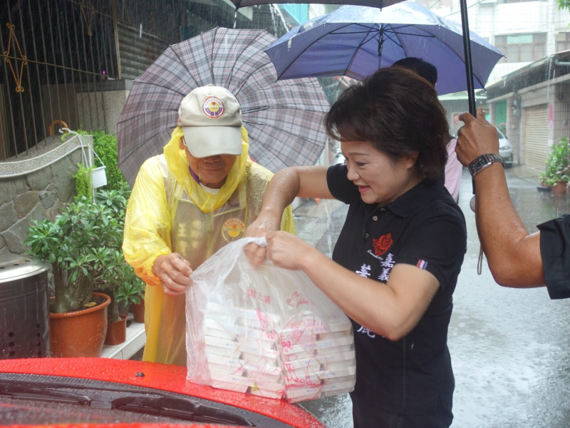 823水災中，嘉義市紅瓦里部份地區淹水，市長候選人蕭淑麗前往關切災民，並捐助食物。   圖：蕭淑麗競選團隊/提供