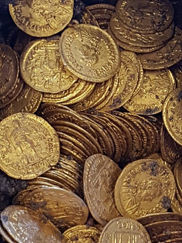 300枚羅馬帝國時期金幣，價值可能高達好幾百萬美元。   圖：翻攝自Alberto Bonisoli臉書