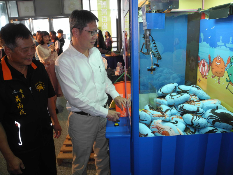 今年萬里蟹系列活動搭上「夾娃娃」風，副市長葉惠青首度體驗「夾娃娃」處女秀。         圖：王峻昌/攝       