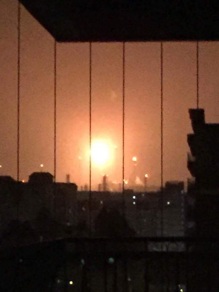 中油桃園煉油廠13日凌晨冒出火光，引起附近民眾恐慌，事後證實虛驚一場。   圖：翻攝爆料公社臉書