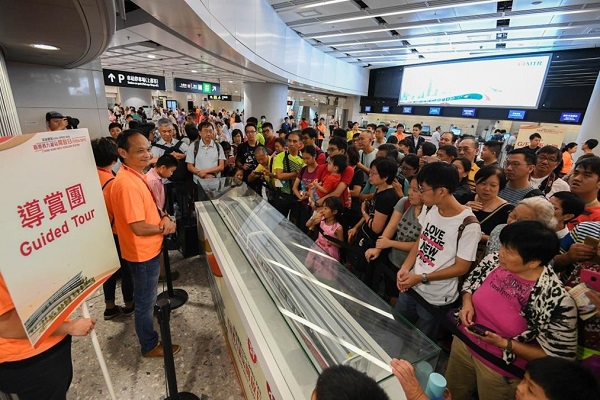 廣深港高速鐵路香港段本月23日正式營運，連日來有不少民眾前往參觀，躍躍欲試。   圖：翻攝香港高鐵官網