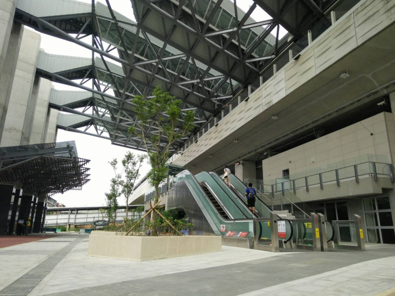 豐原火車站20米寬大樓梯今天正式開放。   圖：台中市政府提供