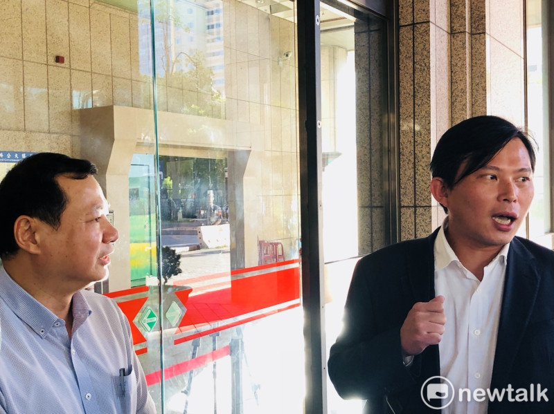 時代力量黨主席黃國昌（右）對陸委會連絡處官員解釋主委陳明通「失約」的理由，表示不能接受。   圖：謝莉慧/攝