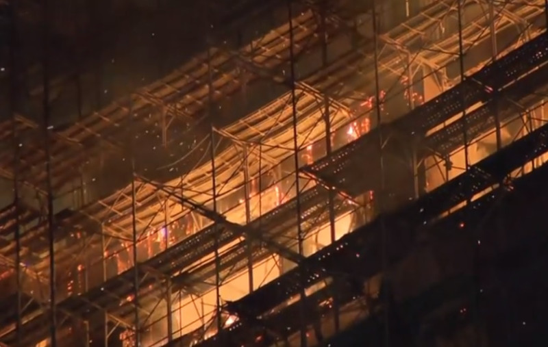 火勢延燒造成建物15、16樓及22、23樓完全燃燒。   圖：翻攝YouTube