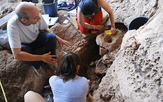 美國史丹福大學與以色列海法大學合作的考古科學團隊，在以色列Raqefet洞穴進行考古研究。   圖：翻攝以色列海法大學