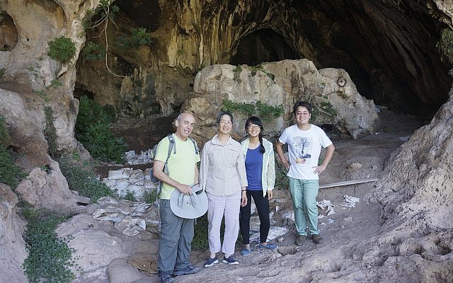 華裔女考古學家劉莉（右二）與其他國際成員，參與卡梅爾山脈的Raqefet洞穴研究。   圖：翻攝史丹佛大學/劉莉提供