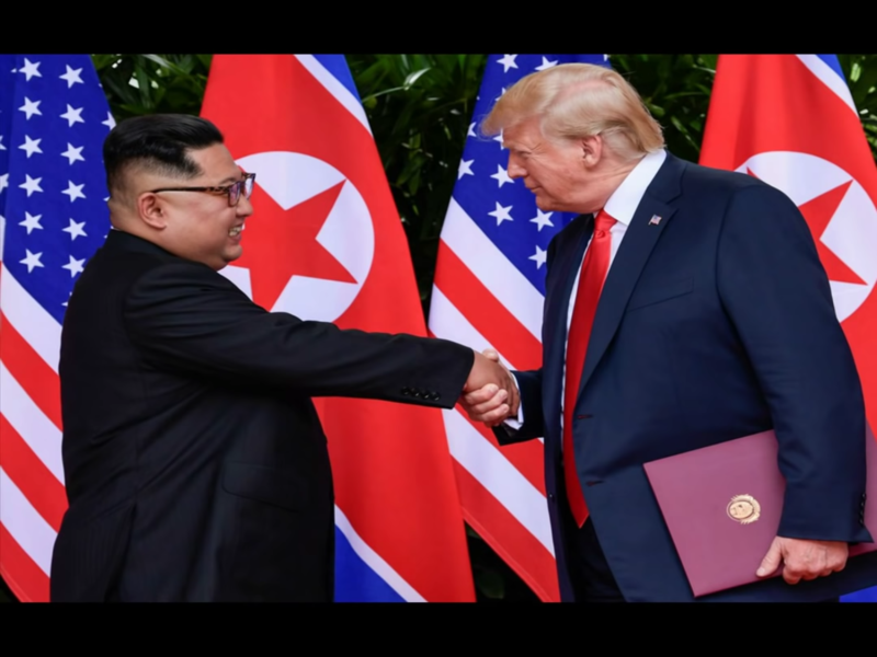 報導指出，川普（右）今年6月在新加坡與朝鮮領導人金正恩（左）舉行會面，就朝鮮半島無核化達成一致，但隨後朝鮮並沒有表現出願意放棄核武器的跡象。   圖：翻攝自Youtube