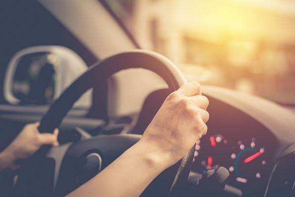 繼荷蘭後，澳洲新南威爾斯省也開始透過道路監視系統偵測駕駛是否邊開車邊用手機，以減少交通事故死亡人數。   圖：翻攝AA UK臉書