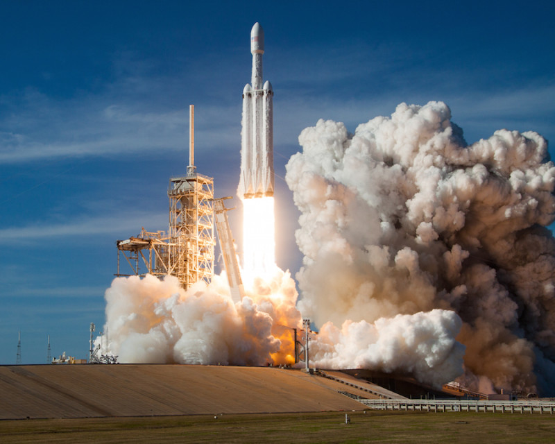 馬斯克的太空探索科技公司（SpaceX）今天宣布，推出繞月旅行計畫，並用公司開發的大型獵鷹火箭，帶領首位自費乘客來趟深度太空之旅。   圖 : 翻攝自spaceflightmow.com