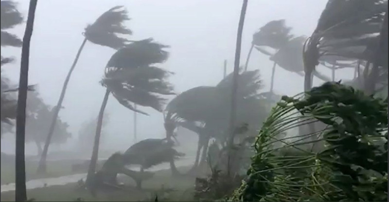 超級颱風山竹今天清晨在呂宋島（Luzon）登陸後，強風導致門窗破裂、碎片四散、電線也被弄斷。   圖/翻攝自Assaad Razzouk推特