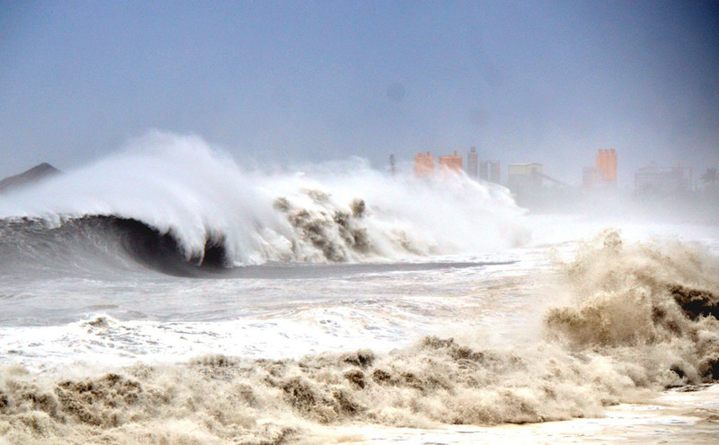 受到強烈颱風山竹外圍環流影響，台東沿海15日掀起陣陣巨浪，激起超大浪花。   圖：中央社