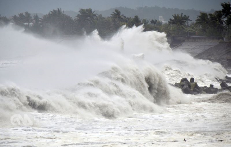 受到強烈颱風山竹外圍環流影響，15日上午台東沿海滔 天巨浪，長浪一波接一波拍打上岸。    圖：中央社